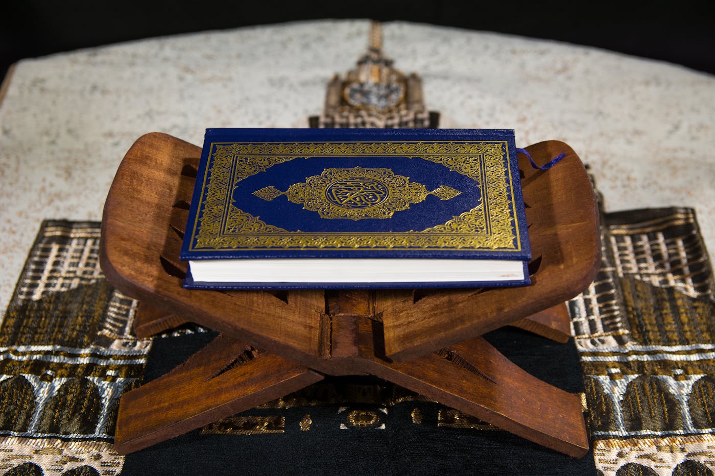 Koran auf Holzständer als Symbol für religiöse Orientierung